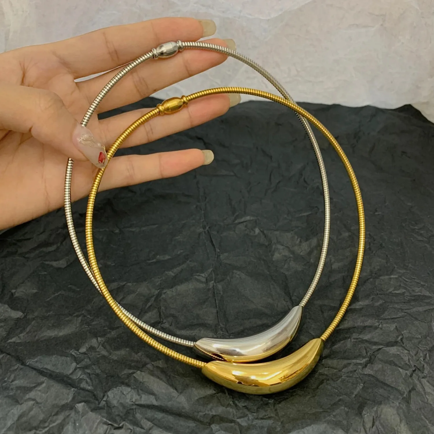 Premium Minimalist Metal Curved Tube Pendant Choker, Versatile Fashion Necklet