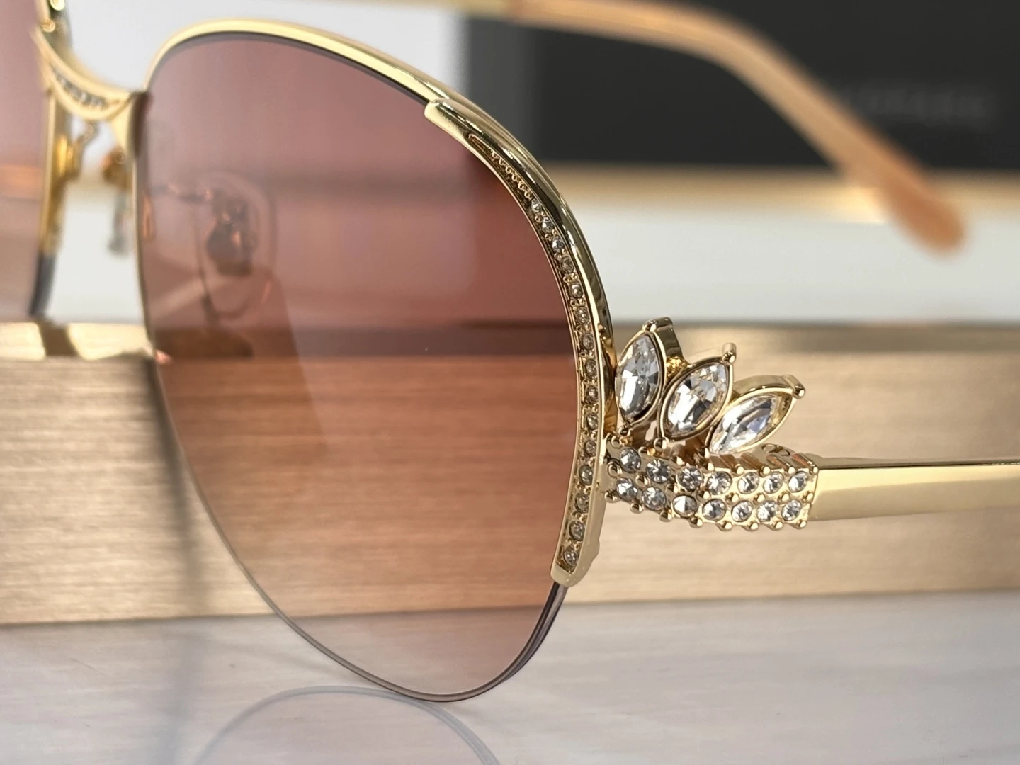 نظارات شمسية بيضاوية فاخرة للنساء 2025 أحجار كريمة غير رسمية oculos sol feminino SCHG66S نظارات شمسية أنيقة للسيدات