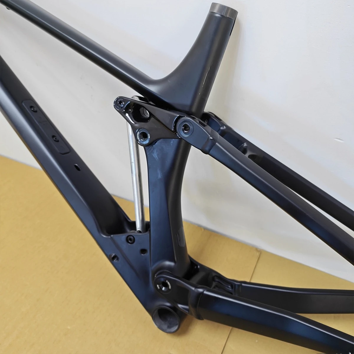 Mountain bike soft-tail frame, off-road 29-inch barrel axle front carbon fiber rear aluminum shock frame