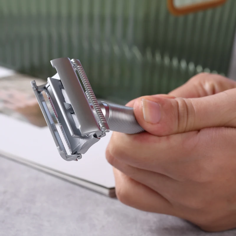 Yaqi Monarch ماكينة حلاقة آمنة بلون الكروم غير اللامع، رأس ماكينة حلاقة من سبائك الزنك ومقبض من الألومنيوم + النحاس، ماكينة حلاقة خفيفة الوزن ومتينة