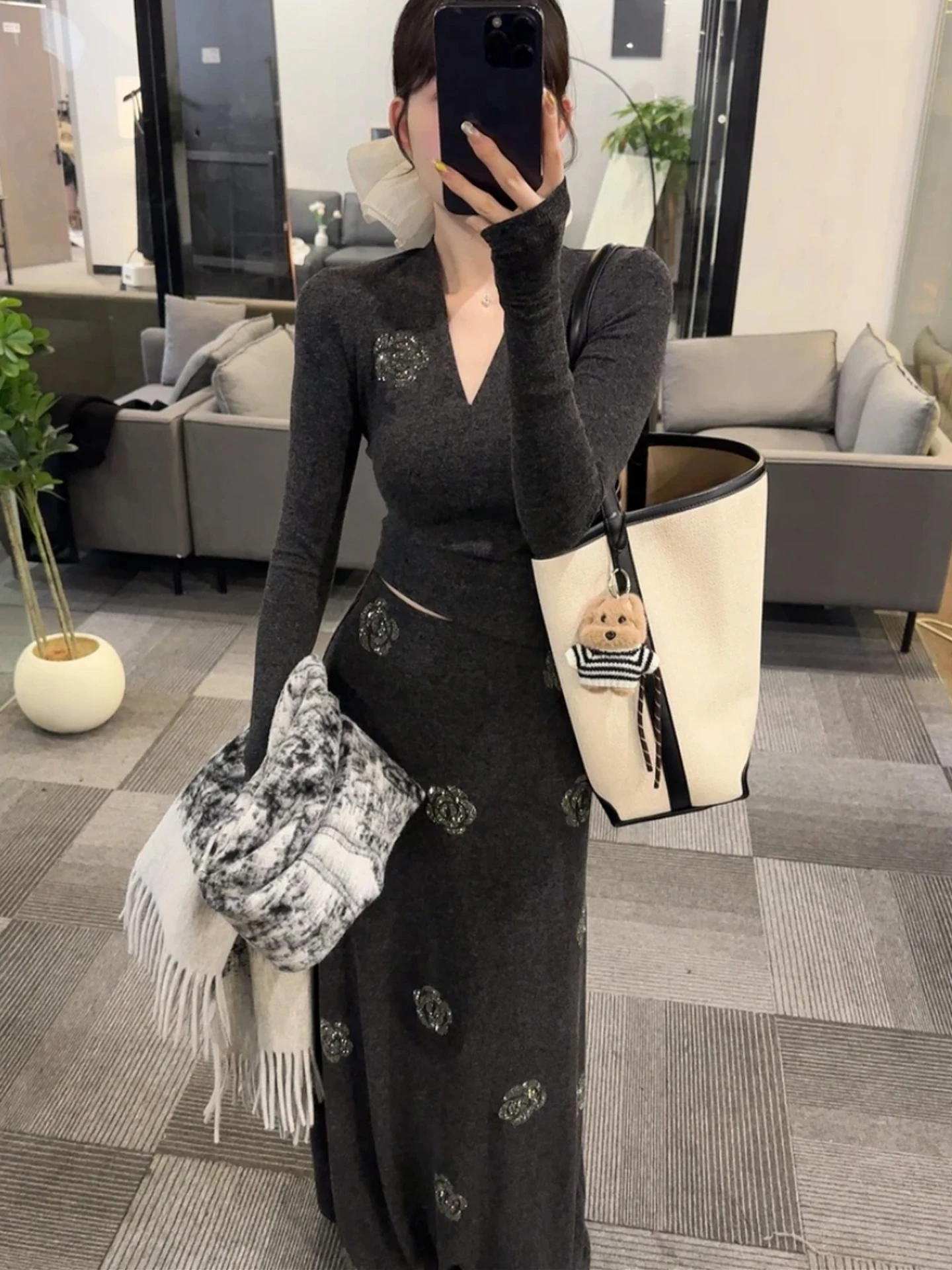 

Элегантный комплект из футболки с V-образным вырезом и юбки с высокой талией, женский модный комплект одежды для осени и зимы, блестящий, облегающий крой.