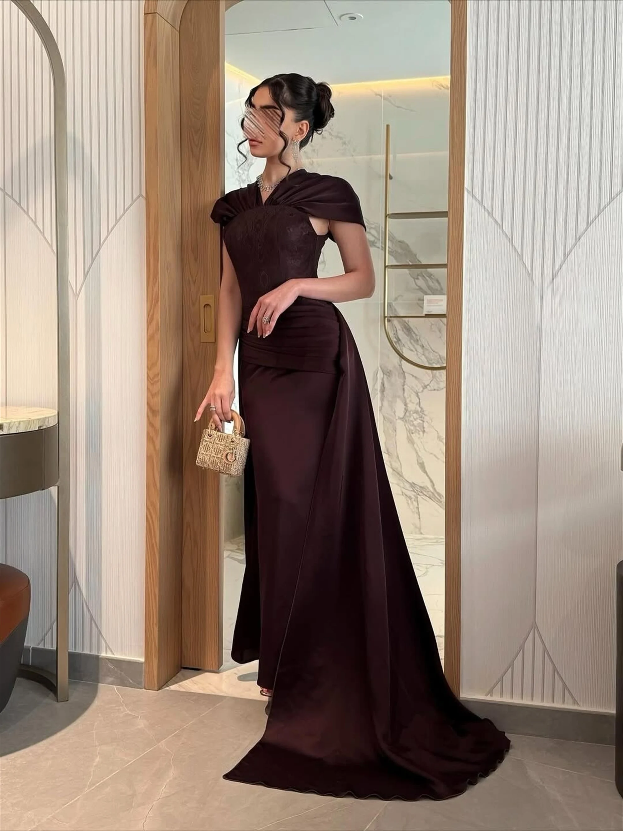 ชุดราตรีทรงเมอร์เมดจับจีบหรูหรา คอวี ผ้าลูกไม้ เรียบง่าย  ชุดราตรีสั่งตัดได้จาก EVON BRIDAL ชุดออกงานอย่างเป็นทางการ