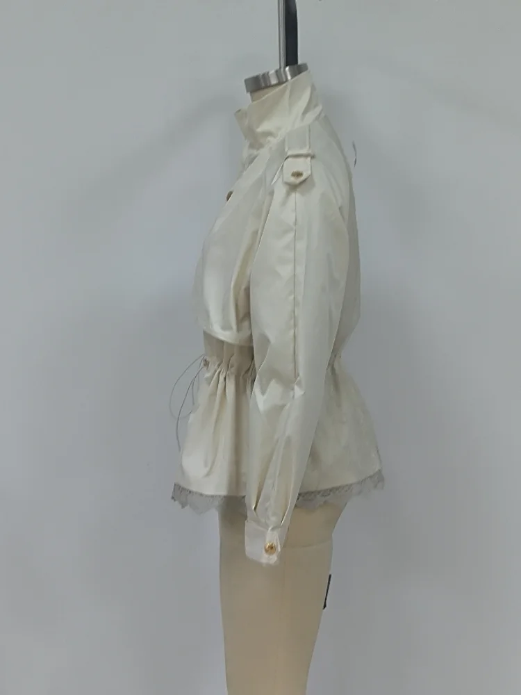 Elegante Jacke mit Spitzenbesatz am Rücken, Stehkragen, Kordelzug in der Taille, gerafften Puffärmeln, Herbst-Outfit für Damen. – Detail 4