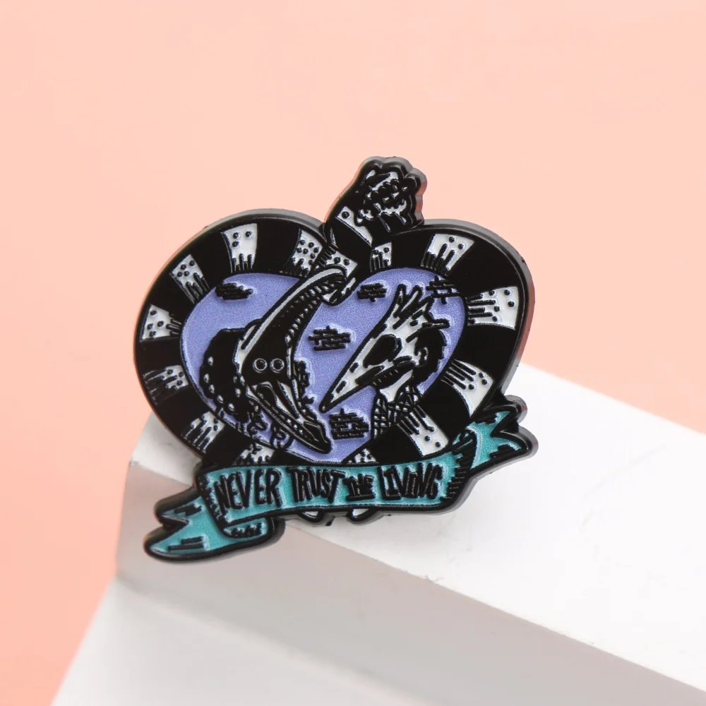 

Punk Heart 'Never Trust The Living' Enamel Pin - Cartoon Skull Lapel Badge for Backpack DIY Gift