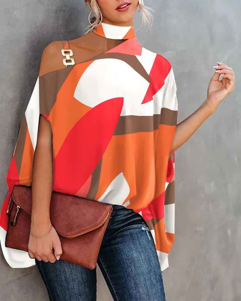 

Женская блузка с геометрическим принтом, асимметричным высоким воротником, рукавами-крылышками и золотистым ремешком с пряжкой