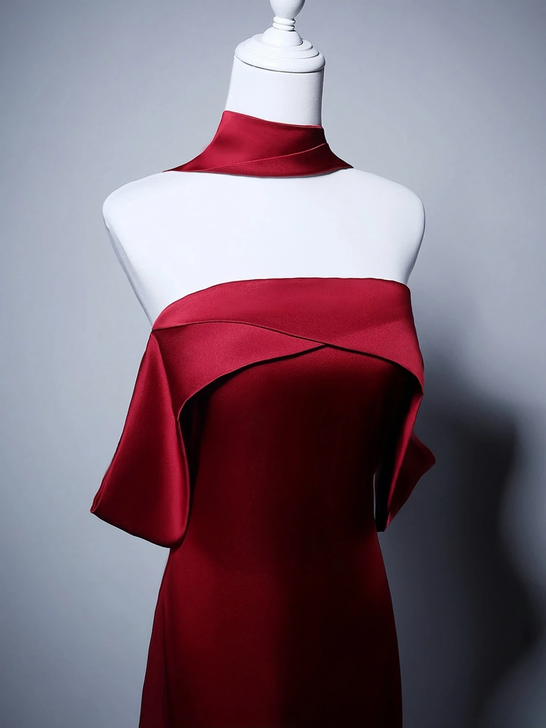 Czerwona Sukienka na Bal Maturalny Syrenka z Dekoltem w Serek, Satynowa, Odkryte Ramiona, Elegancka, Olśniewająca, na Uroczystość Zakończenia Szkoły, Toast, Kostium, Suknia Ślubna, Formalna, Wieczorowa
