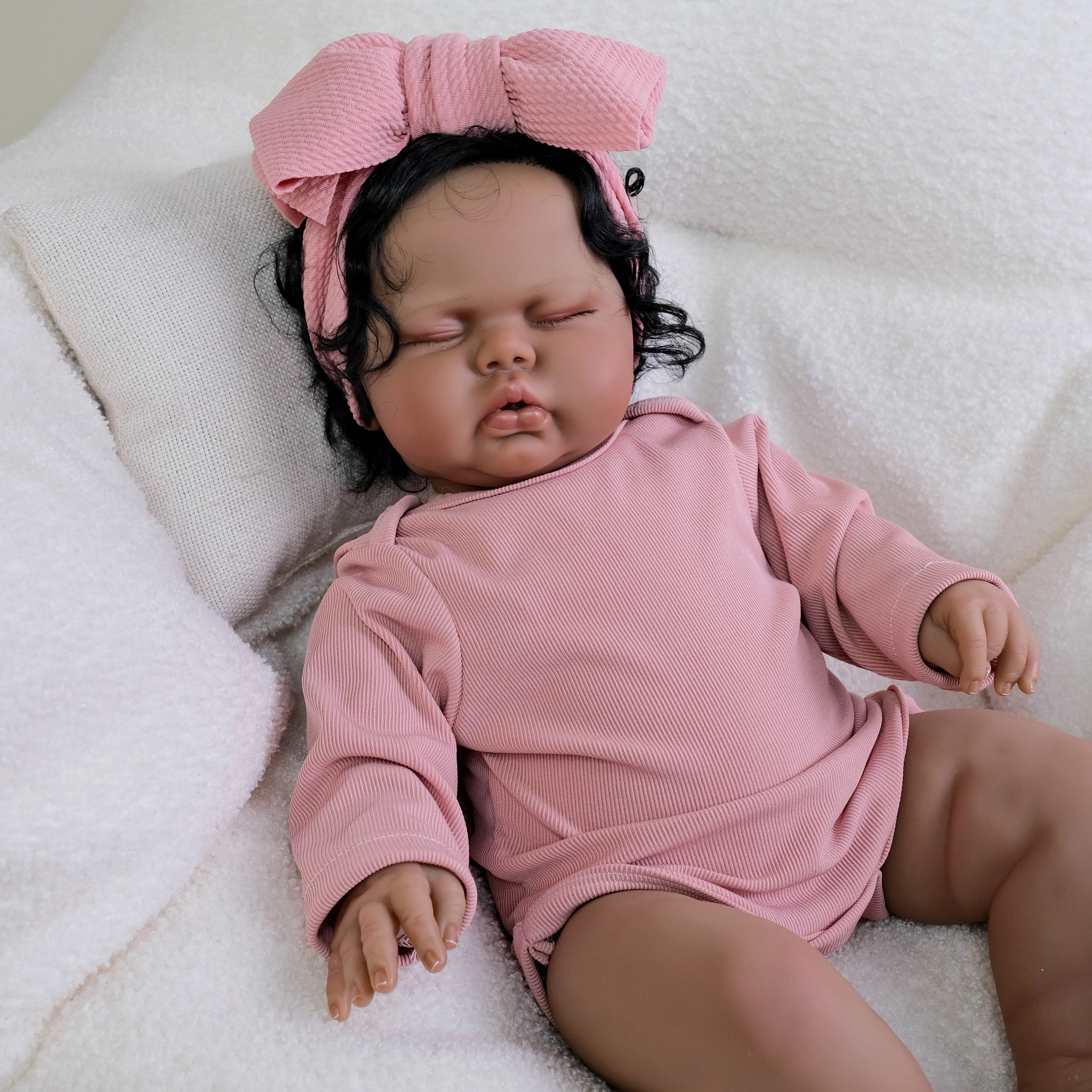 NPK 19-inch slapende babypop Donkere huid Levensechte herboren peuter met handgeworteld haar en zacht stoffen lichaam Babymeisje verzamelobject