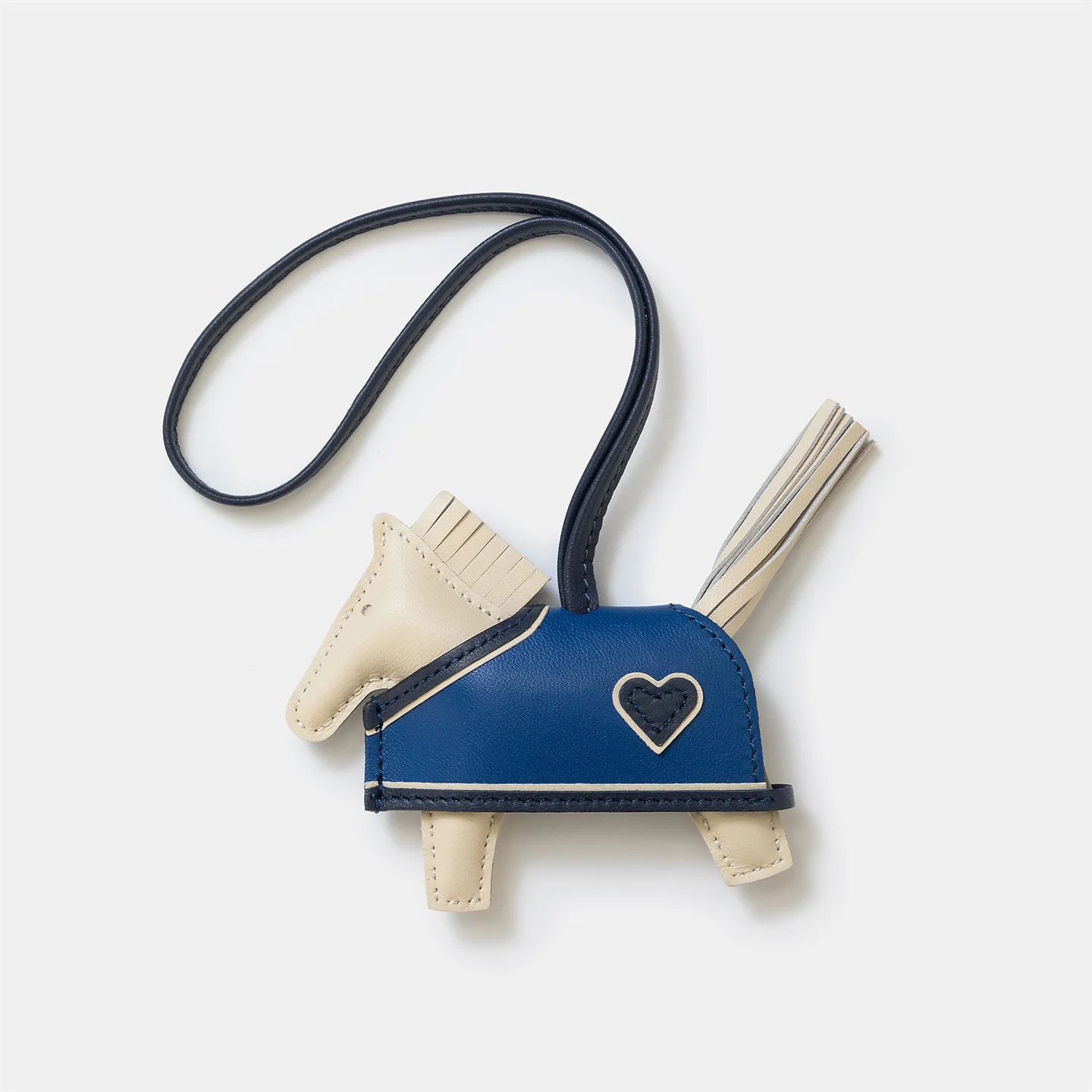 pendentif-de-sac-pegase-en-cuir-d'agneau-motif-cœur-avec-breloque-cheval-brodee-main-au-fil-cire-cadeau-exquis