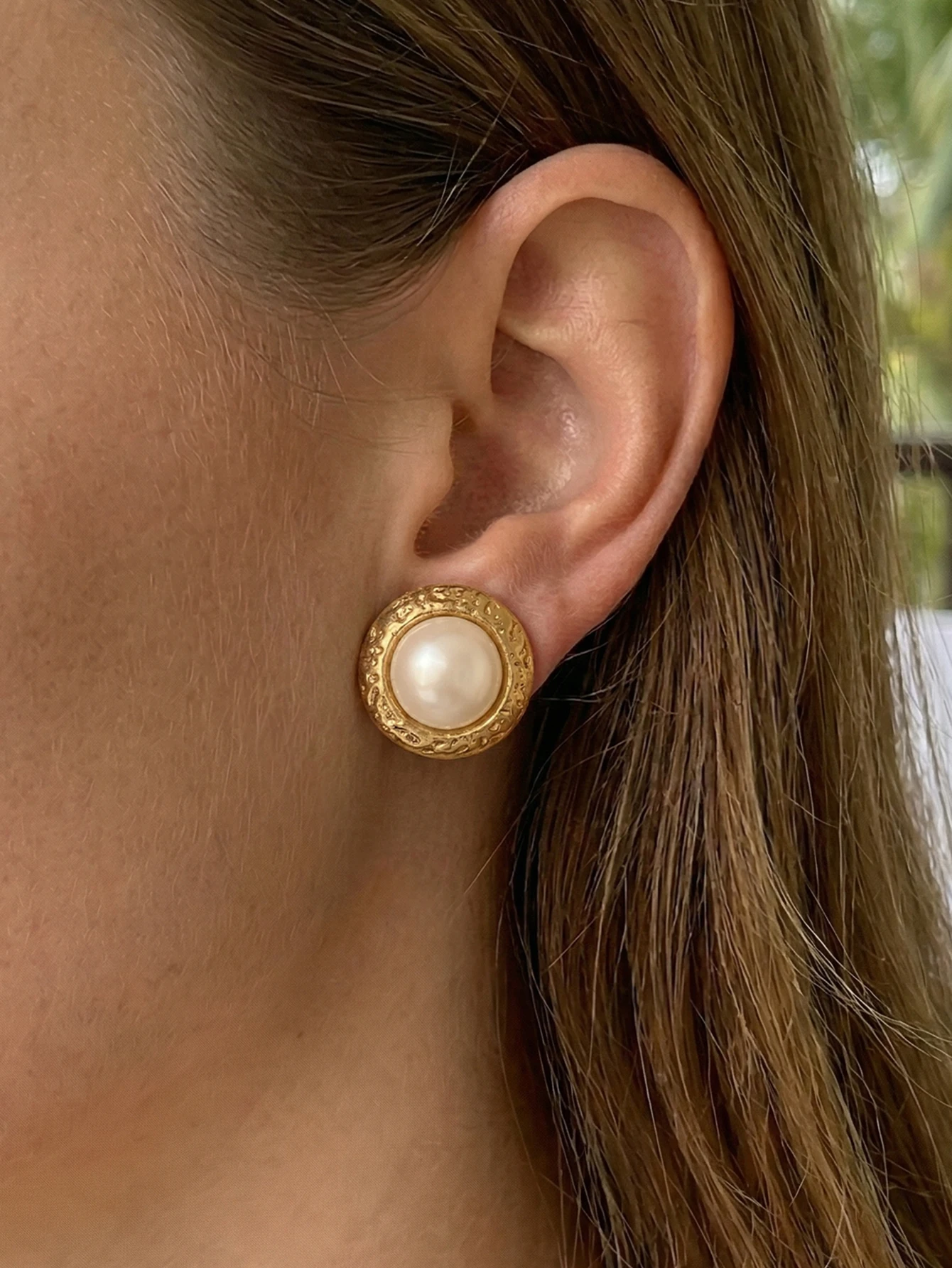Versatile Elegant Circle Texture Shaped With Imitation White Round Pearl Stud Earrings for Women Stainless Steel Jewelry Gift