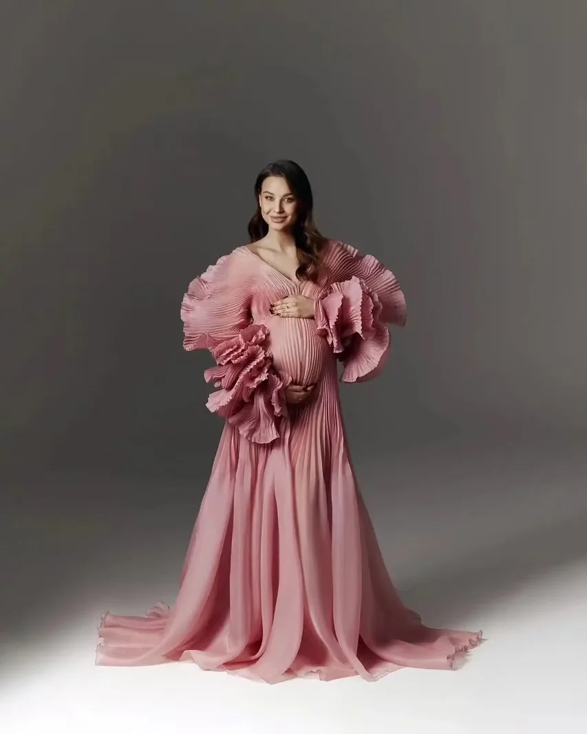 사진 촬영을 위한 고급스러운 핑크색 출산 가운 플레어 슬리브가 있는 베이비 샤워를 위한 우아한 주름 출산 드레스 맞춤형