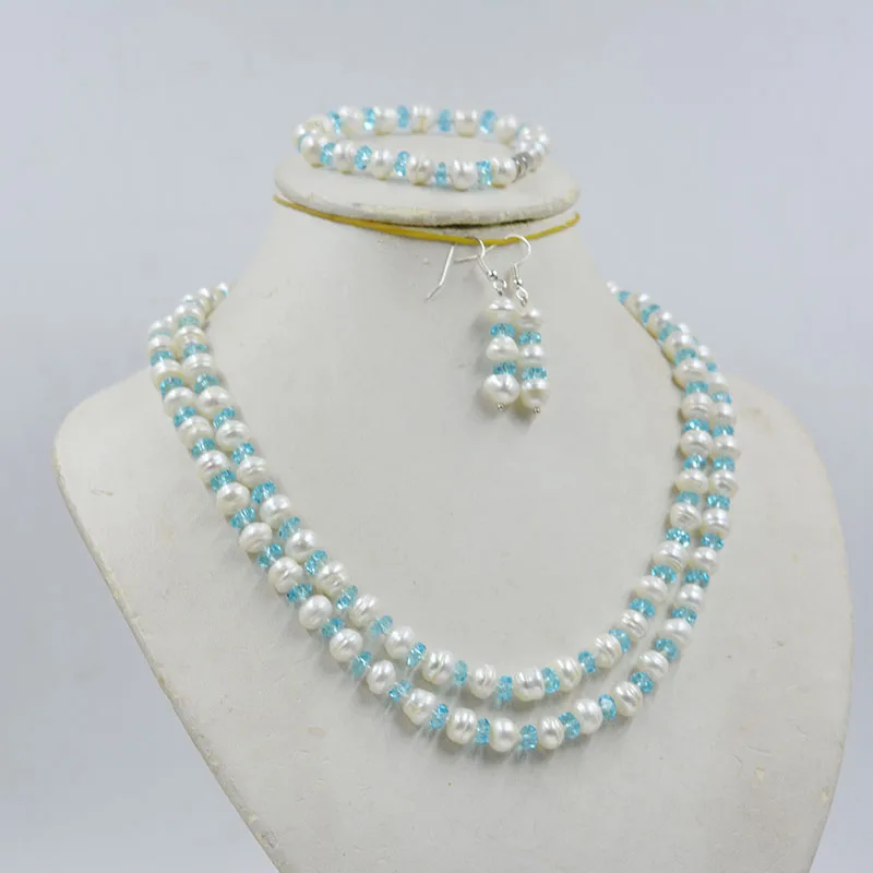 Natural freshwater white pearl/crystal necklace/bracelet/earring set. The bride is engaged to wear jewelry