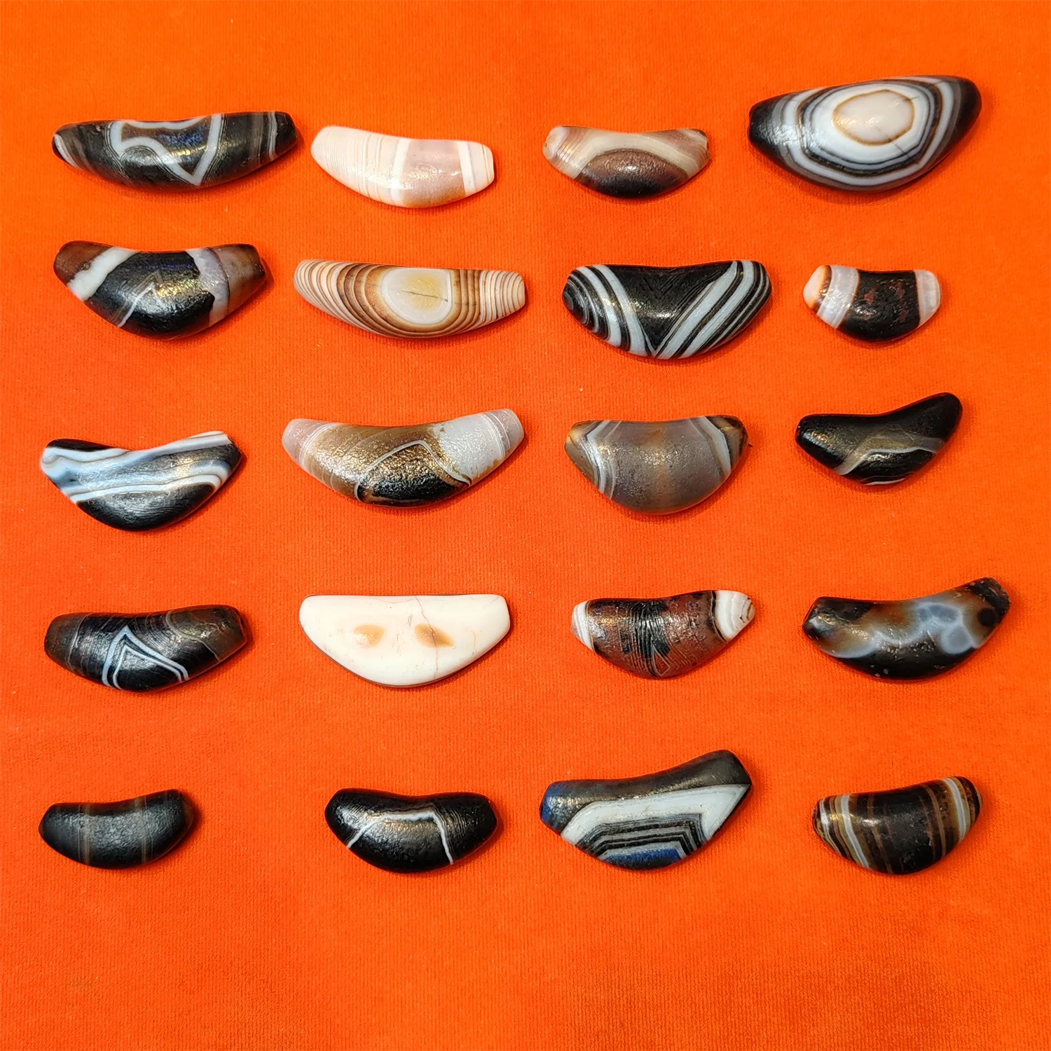 

1pcs/lot Natural Striped Agate Horn Beads Dzi Mysterious eye pattern stripes beautiful Amulet accessories Necklace pendant