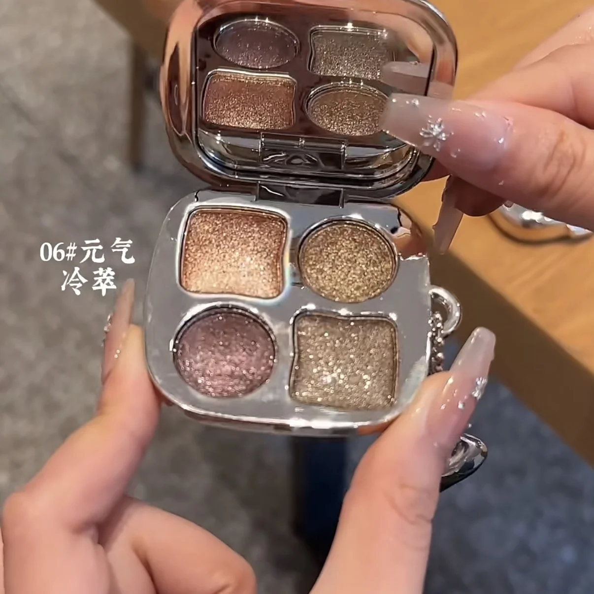 Mini Portable Four-color Eyeshadow Plate Matte Powder Pearlescent Shimmer Flash Daily Hanger Explosion Flash Eye Shadow