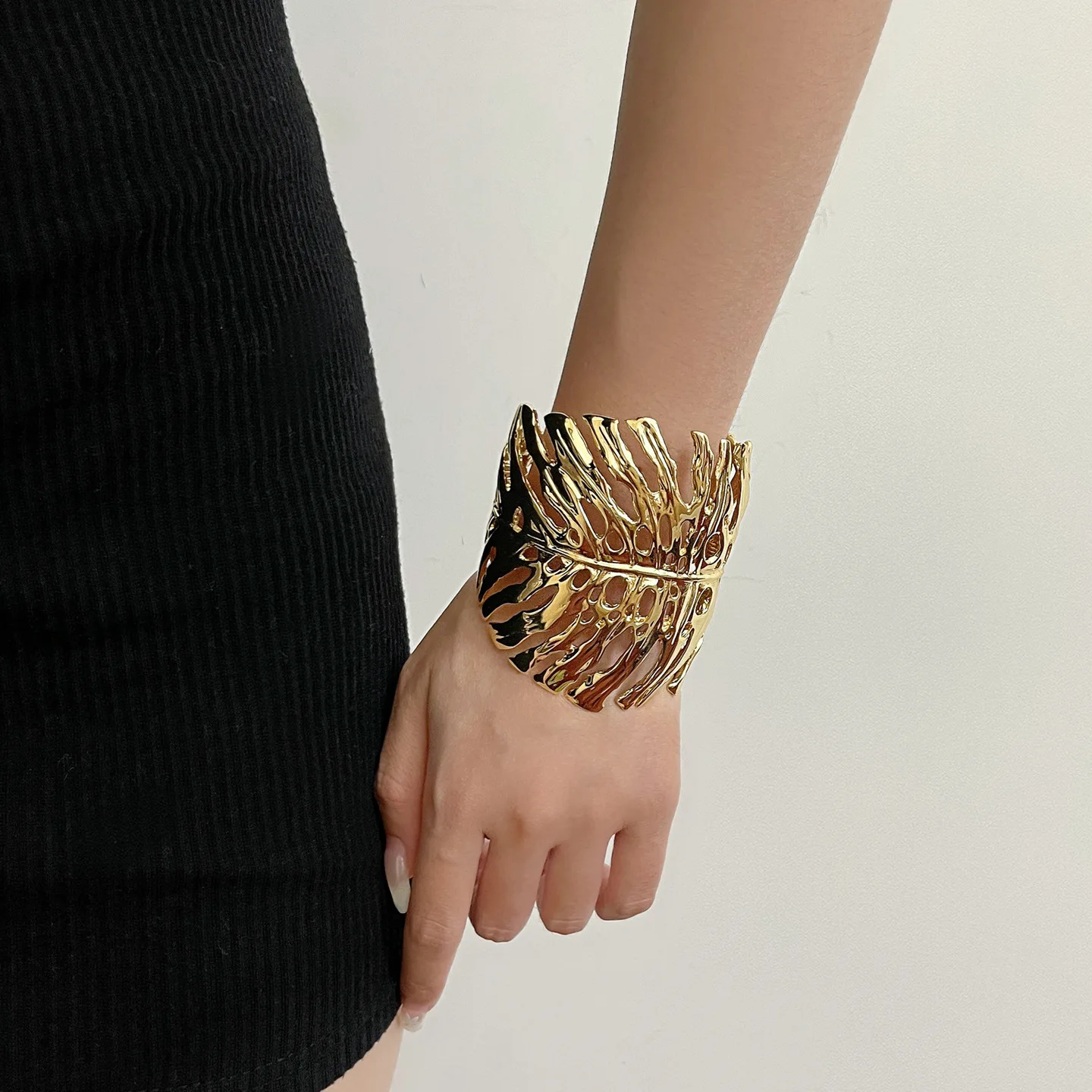 

Преувеличенный полый металлический листовой открытый браслет для женщин с винтажным изысканным стилем, широкая версия, модные подарки