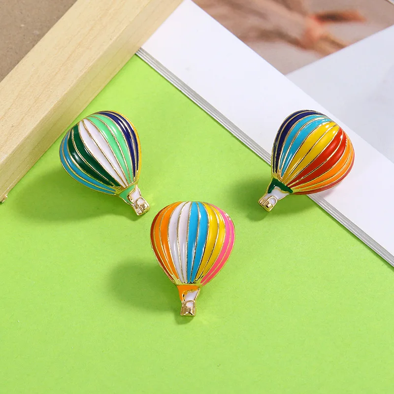 

Разноцветные воздушные шары летающие свободно, праздничные подарки, одежда, шапки, рюкзаки, броши, значки, аксессуары