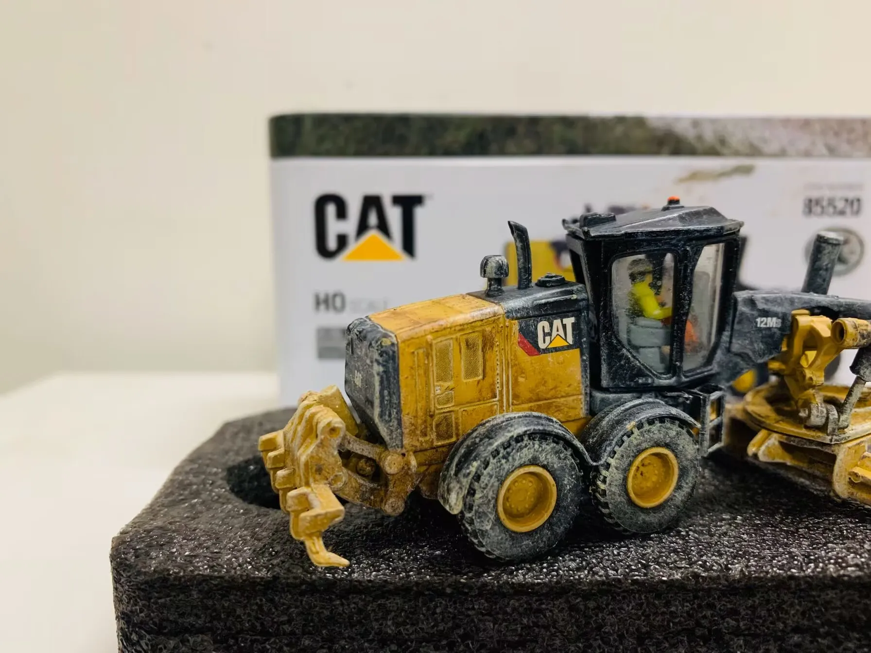 DM 12M3 Motor Grader Muddy Edition 1:87 Ho Scale Metal van DieCast Masters 85520 Collectible Model Nieuw in doos