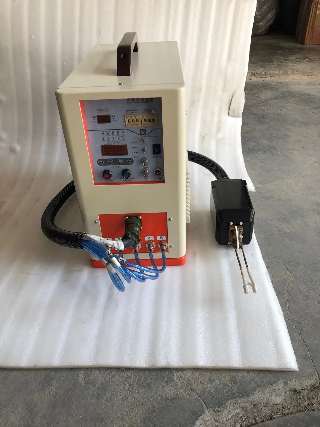 Ultra-hoogfrequent lasapparaat