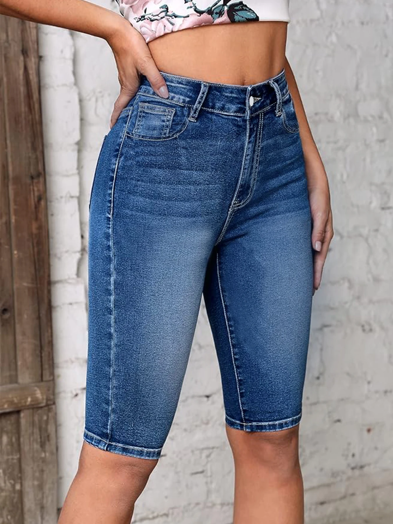 جينز دينم عالي الخصر مقاس كبير للنساء جيوب عصرية مع تطريز مغسول للتخسيس بطول خمسة أرباع جينز دينم