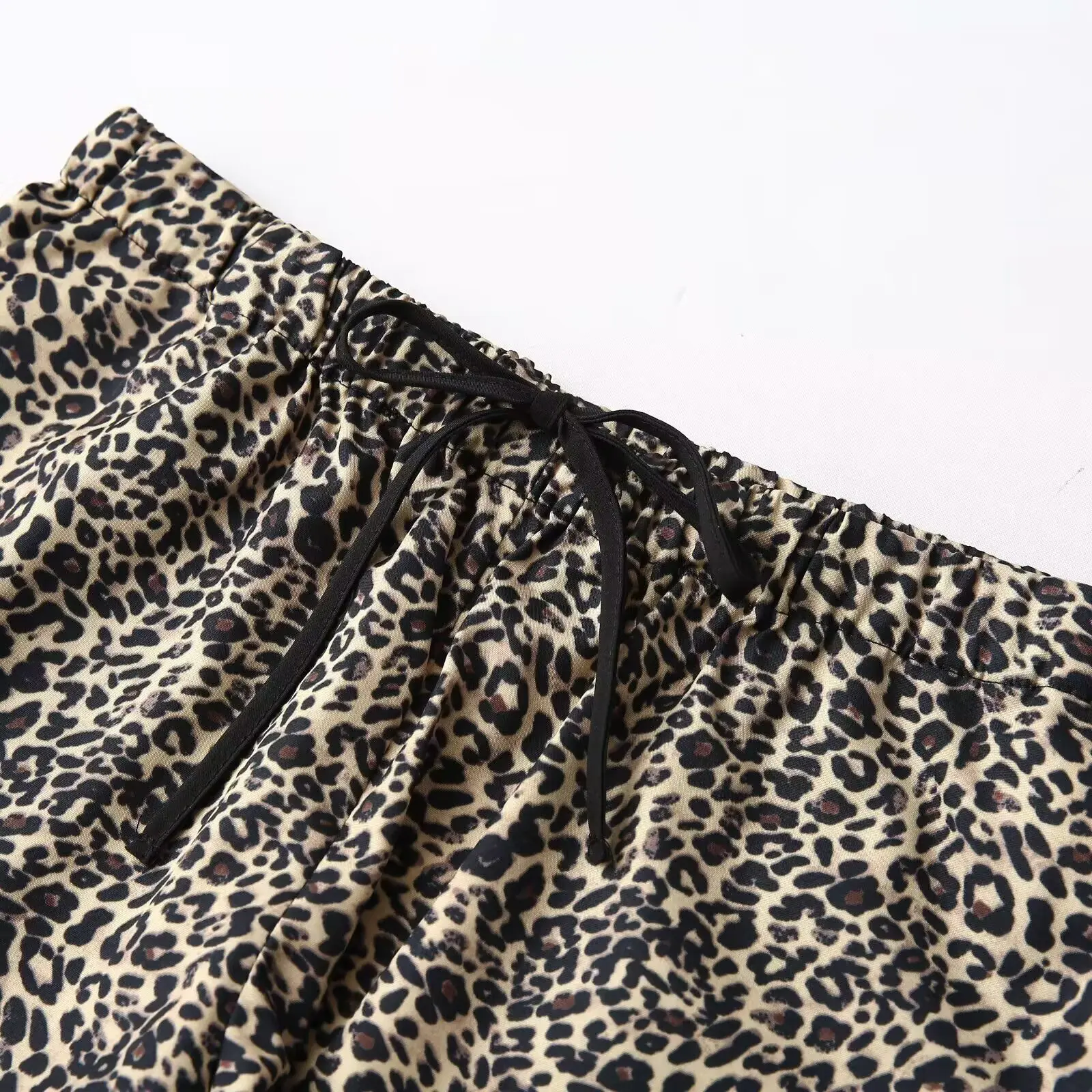 PB&ZA Pantalones cortos con estampado de leopardo y cordón en la cintura elástica para mujer para un aspecto moderno y cómodo de verano