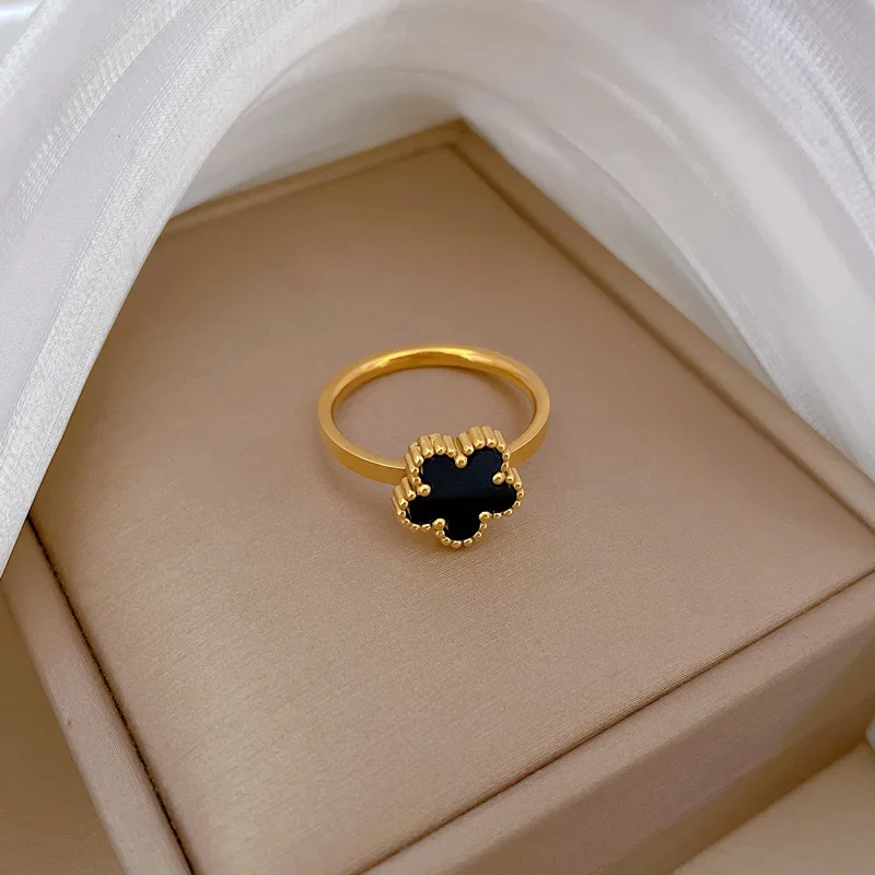 Edelstahl-Interlock-Ring mit zweifarbigen Zirkoneinlagen für Damen, trendiger stapelbarer Gold-Silber-Kontrast-Fingerschmuck als Geschenk – Detail 6