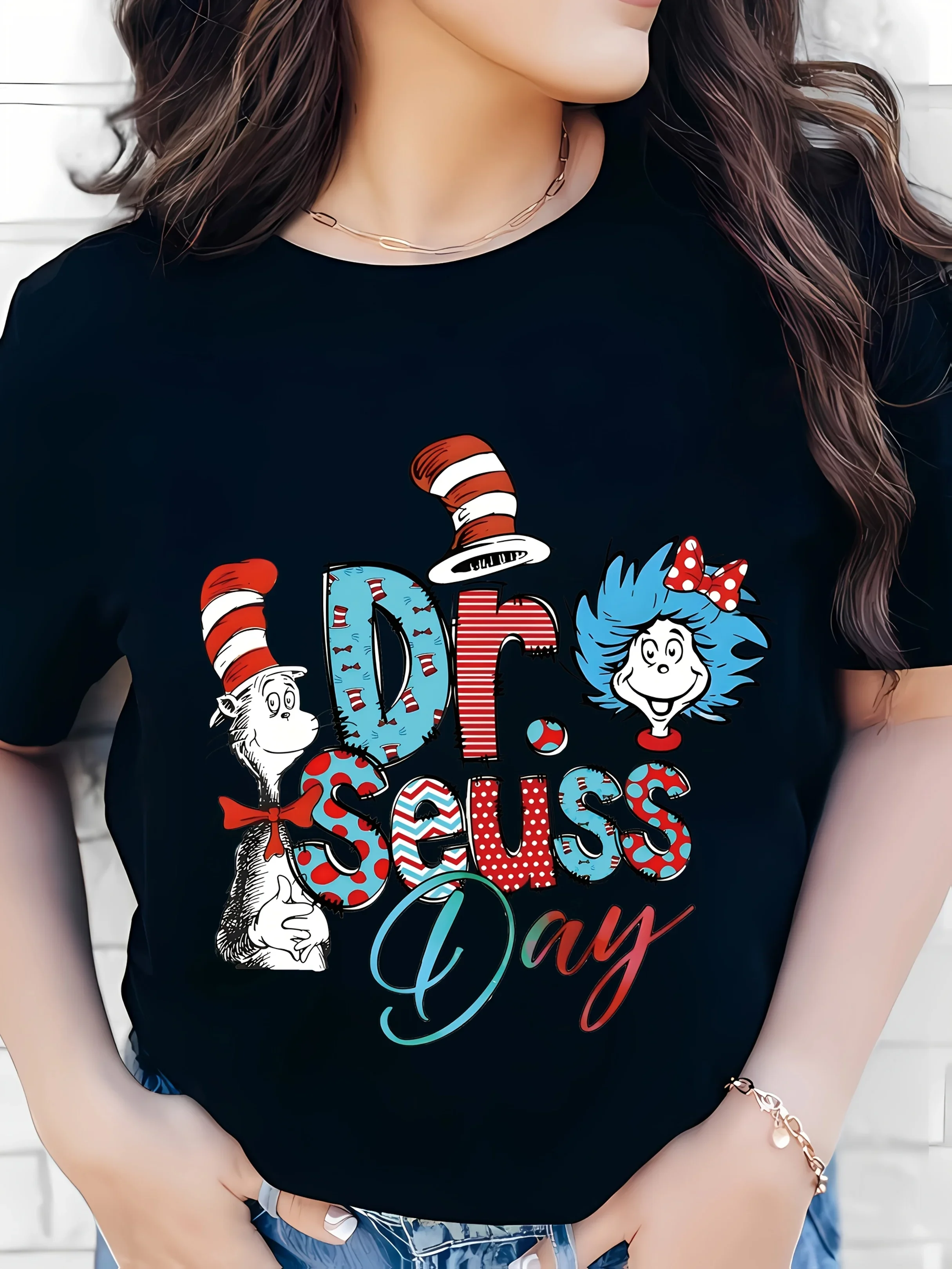 تي شيرت Dr. Seuss Day Celebration مطبوع عليه رسوم كرتونية ملونة ناعمة ممزوجة برقبة دائرية وأكمام قصيرة للربيع/الصيف اختيار مثالي