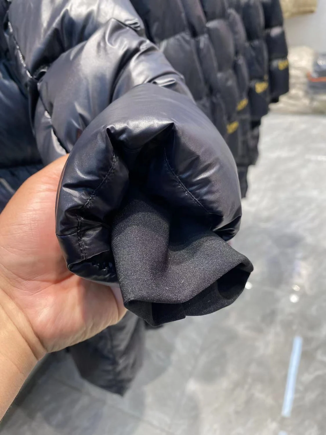 Chaqueta de plumón de ganso con hebilla dorada y negra para hombre y mujer, abrigos cortos con capucha de manga larga cálidos para pareja, de alta
