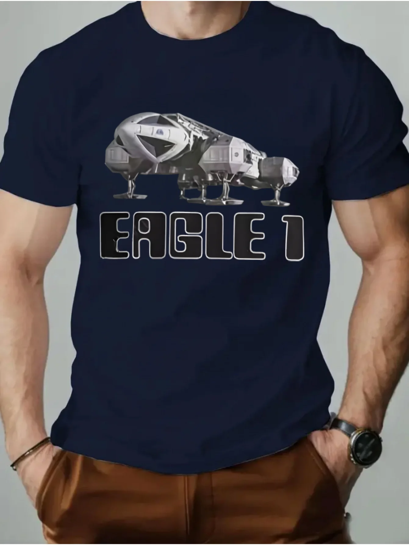 Herren- und Damen-T-Shirt: 1999 Eagle 1 Transporter T-Shirt, Retro 70er Sci-Fi TV-Show-Shirt mit dem ikonischen Eagle Transporter-Motiv – Detail 8