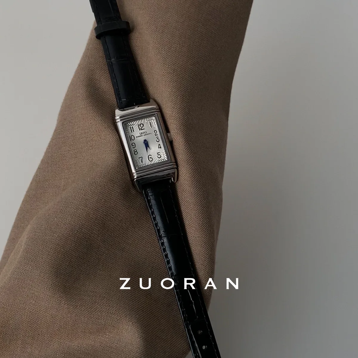 ساعة يد نسائية رائعة أنيقة وفاخرة بتصميم منزلق من الجلد مربعة الشكل متعددة الاستخدامات ساعة رقمية للسيدات. #2