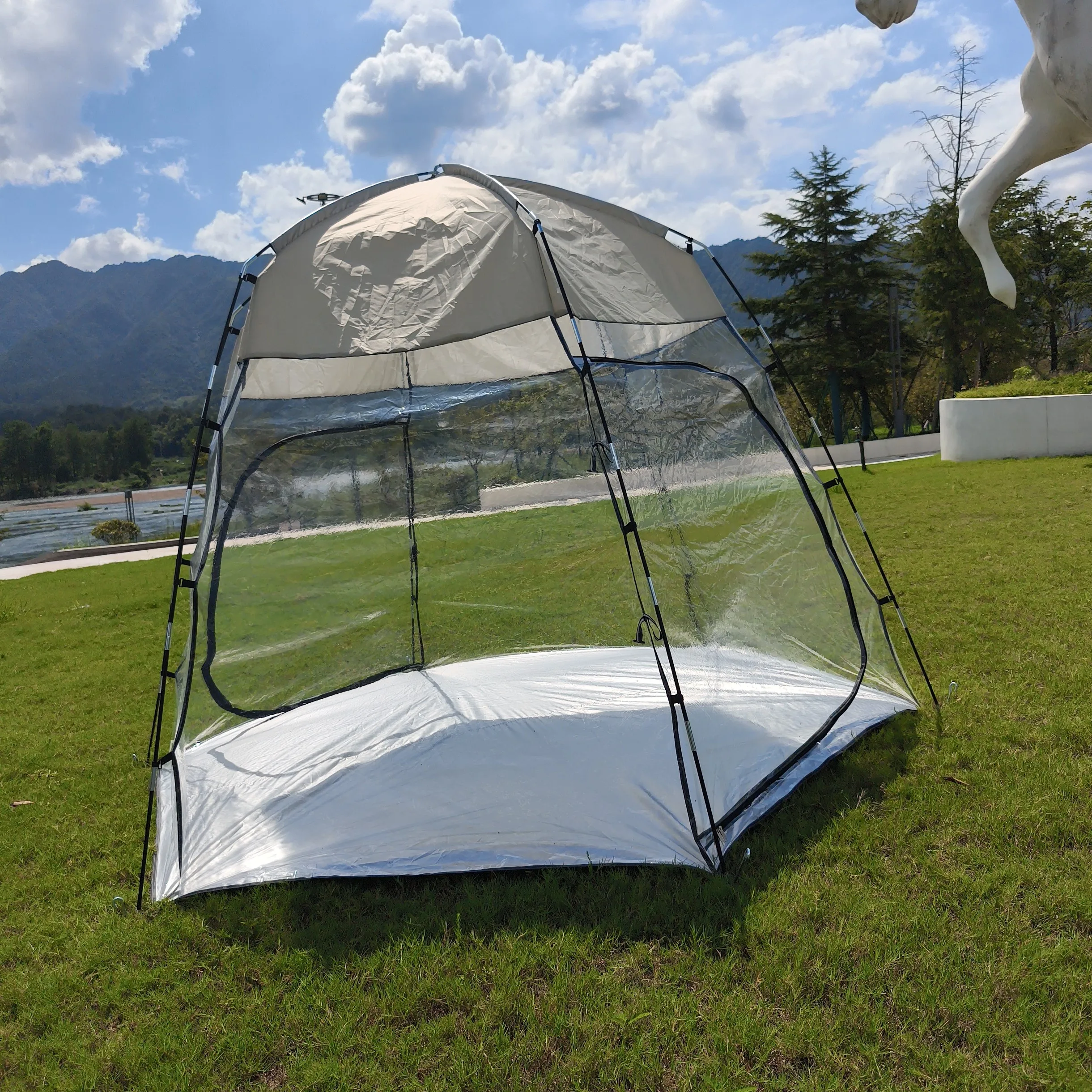 

Outdoor activities and camping, transparent sports bubble tents provide accommodation to enjoy the natural scenery and rain prot