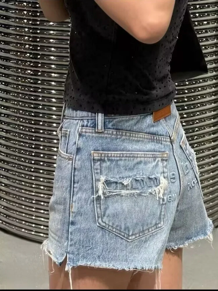 

2026 Summer High Waist Loose Women's Ripped Denim Shorts Hot Pants Ripped Jeans Fashion Embossed Letters Slim Fit Denim Shorts