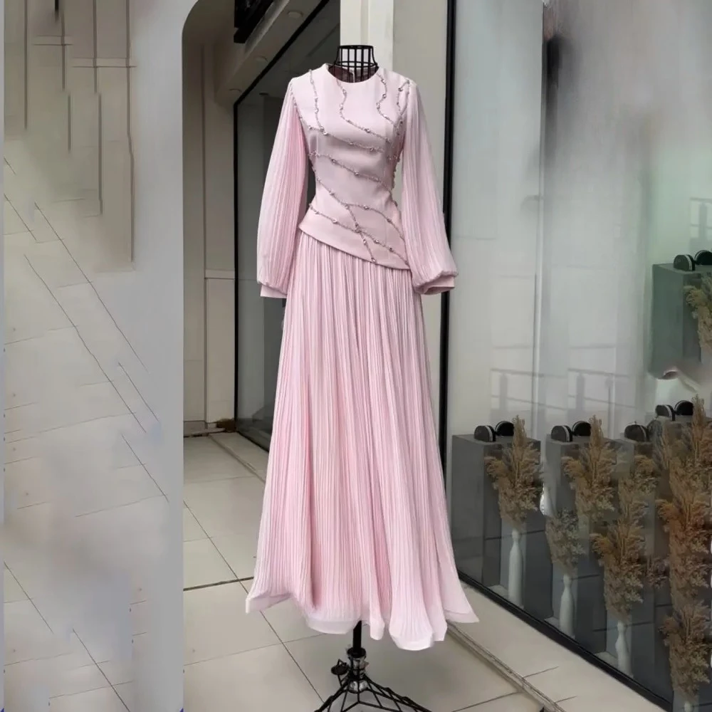 فستان سهرة وردي مخصص برقبة دائرية وأكمام طويلة فساتين أنيقة كريستال على شكل حرف A طول الأرض فساتين زفاف الضيوف 2025