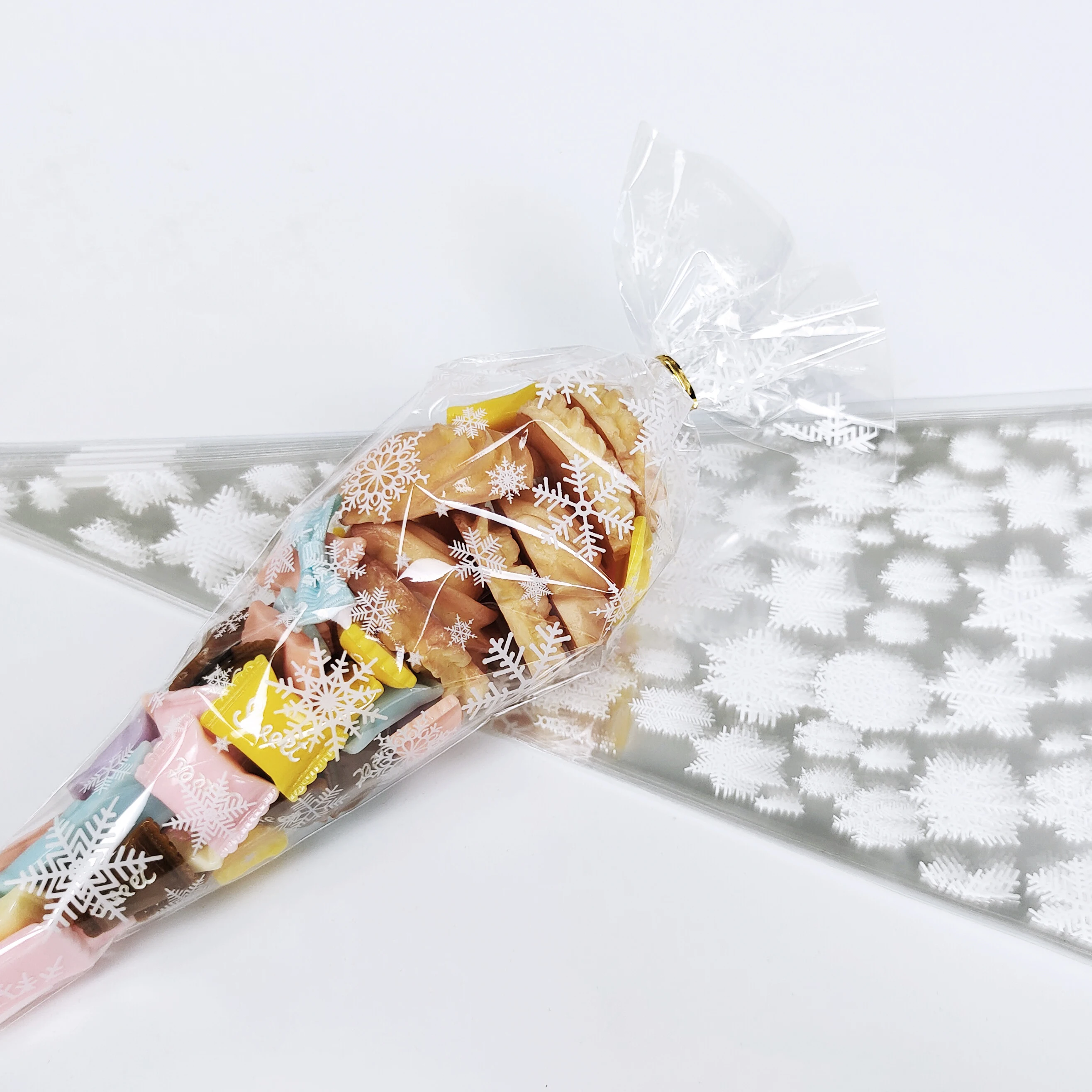 100Pcs Christmas Gift Bags Santa Claus Snowflake Candy Cookie Cone Bag Plastic Xmax Packaging Supplies Christmas Decoration 2024