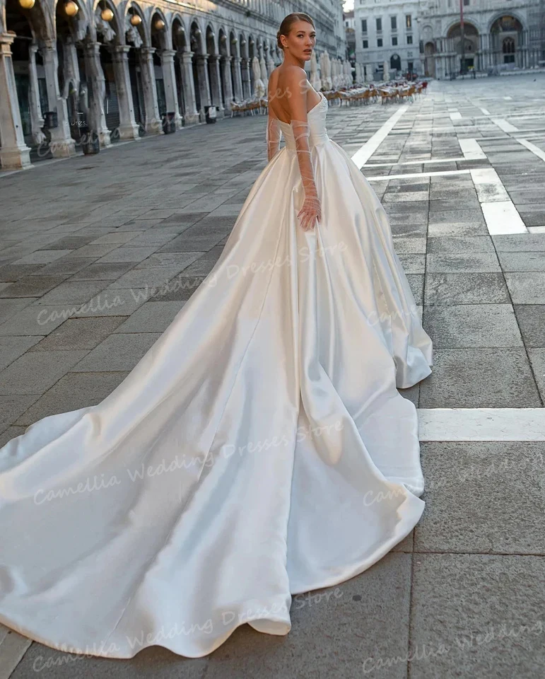 Eenvoudige Plooi Satijnen Trouwjurken Sexy A Lijn Sprankelende Strapless Mouwloze Dames Bruidsjurken Rugloze Elegante Sweep Trein