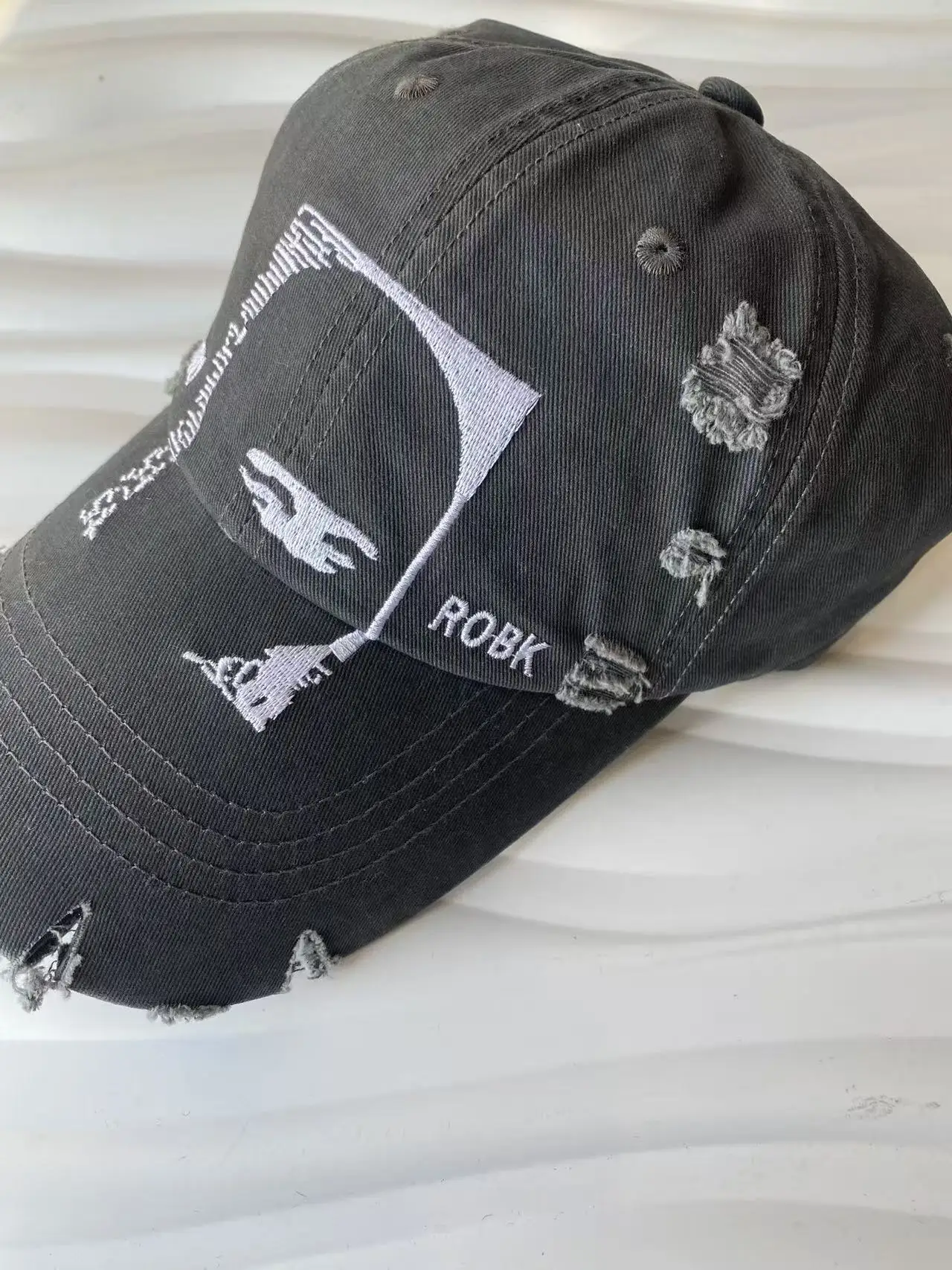 Amerikanische personalisierte Baseballkappe mit Stickerei, zerrissenem Design, weich, lässig, vielseitig, für Herren und Damen, großer Kopfumfang, Outdoor-Sport – Detail 20