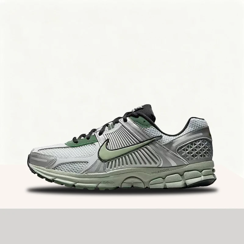

Мужские кроссовки Nike Zoom Vomero 5 - зеленые/серебристые, с комфортной амортизацией, дышащей сеткой, низким профилем IM3372-030
