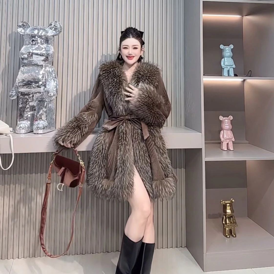 เสื้อโค้ทขนเฟอร์เทียมสำหรับฤดูใบไม้ร่วงและฤดูหนาว ทรงยาวปานกลาง แขนยาว ดีไซน์หรูหรา ตัดเย็บด้วยขนเฟอร์ แมทช์ได้กับทุกชุด ทรงหลวม