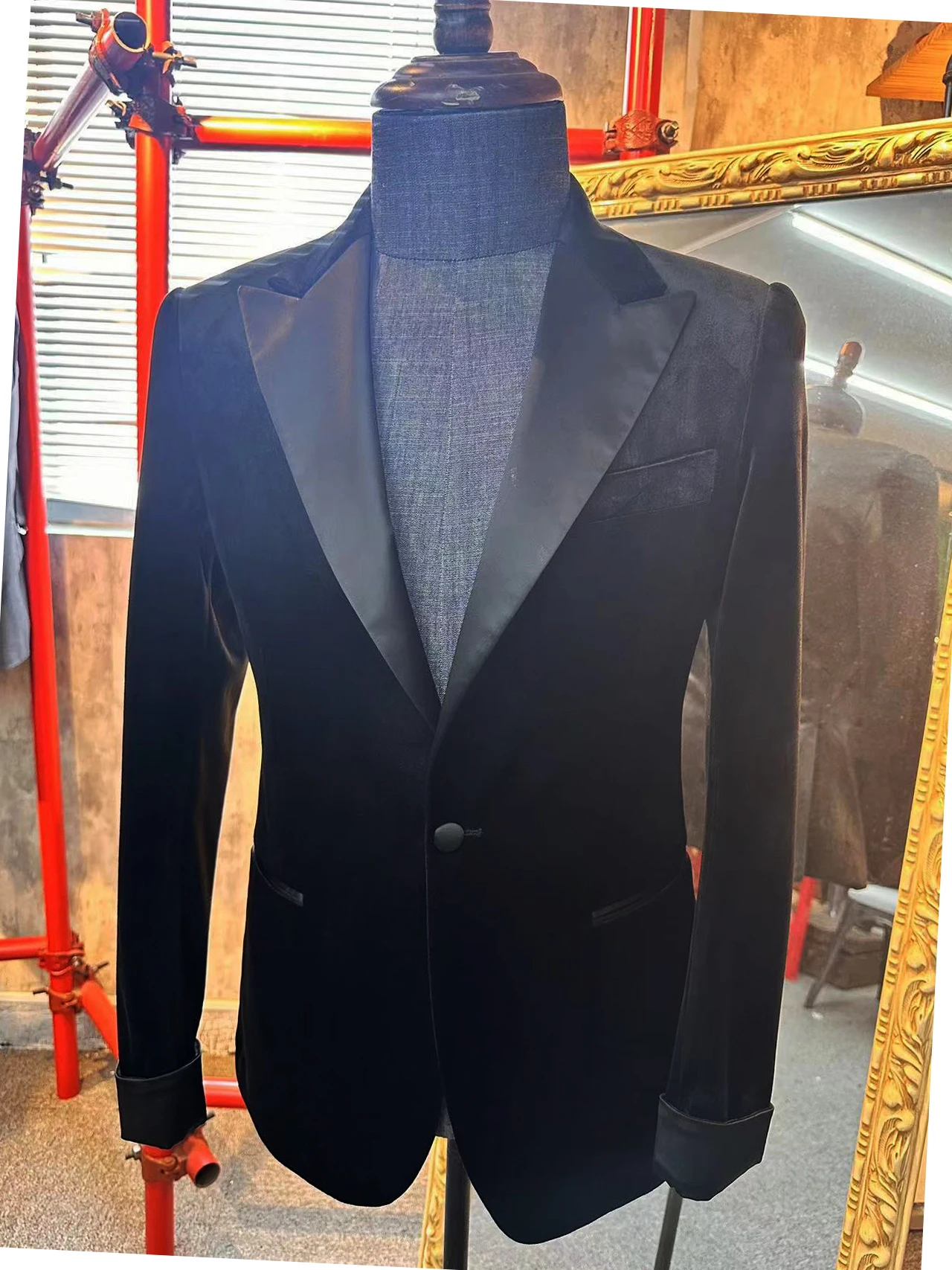 黒ベルベットメンズスーツセットコスチュームオムスリムフィットウェディンググルームタキシードジャケット+パンツサテンピークドラペルビジネスカジュアルスーツエレガント