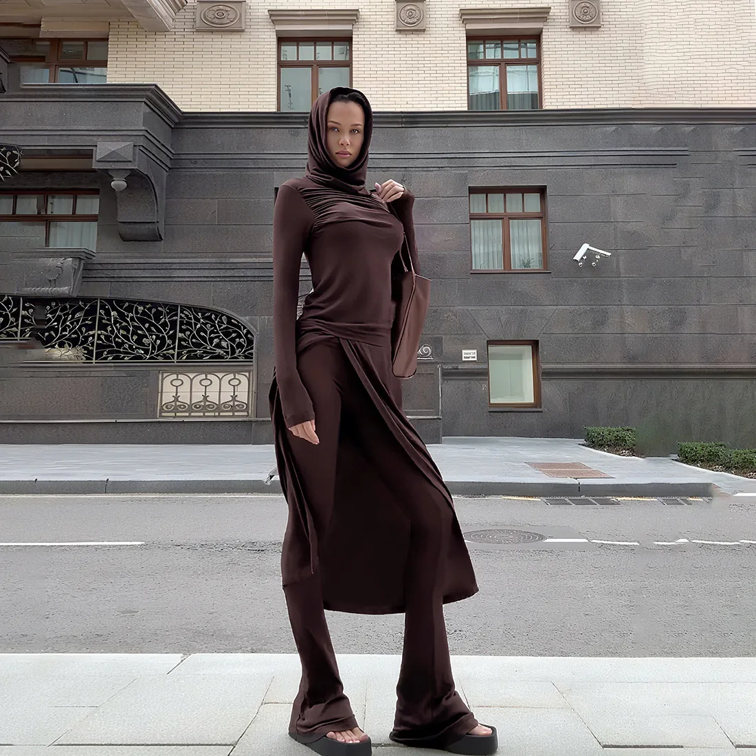 

2025 Осенний модный комплект из 2 предметов, платье макси с длинными рукавами и рюшами и разрезом с капюшоном + брюки-клеш, женские повседневные уличные костюмы