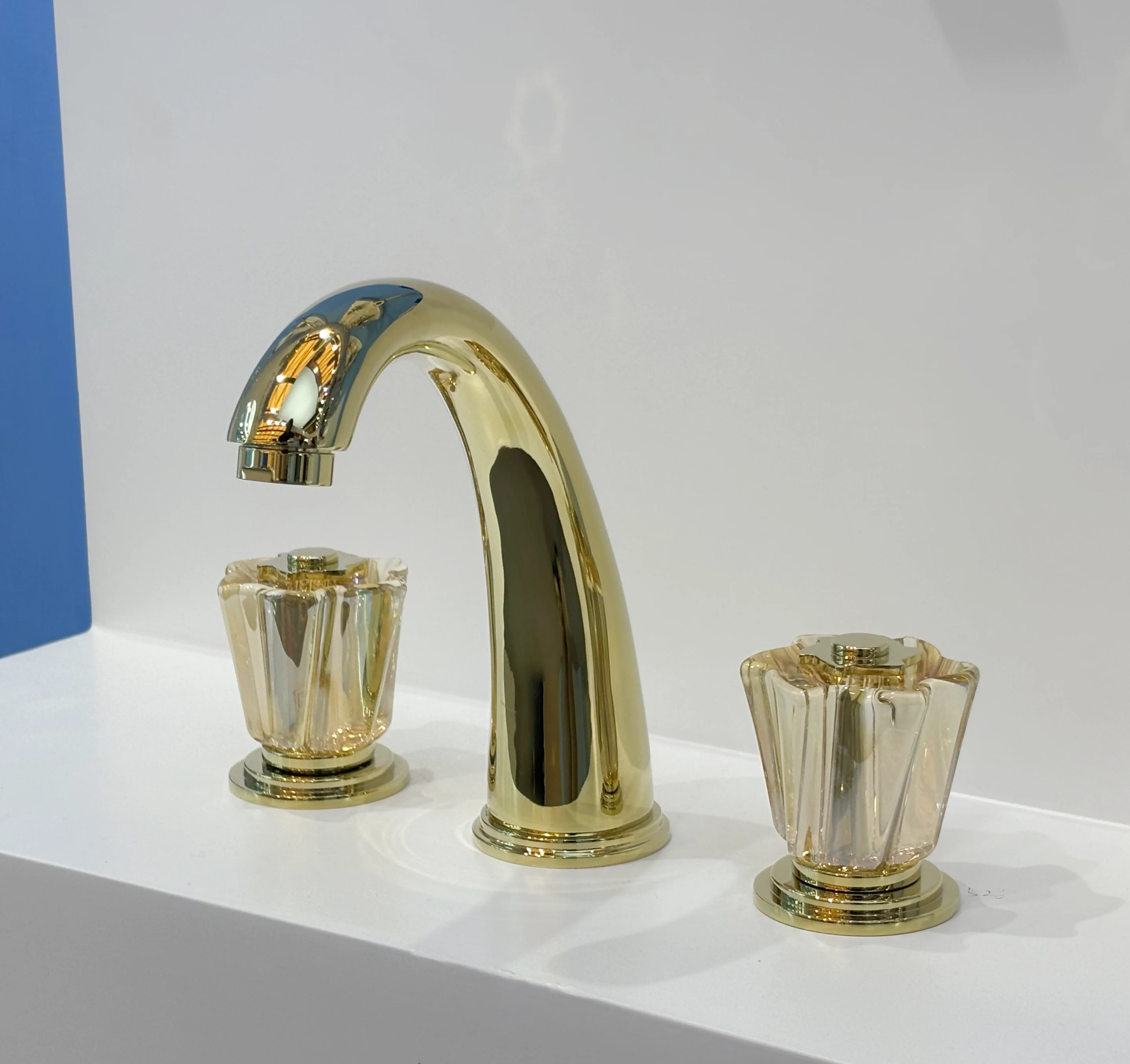 

2025 Classic Brass Basin Faucet High-Grade 5 Years Warranty Design 2 Handle 3 Holes Hotel Use Many Colors OEM