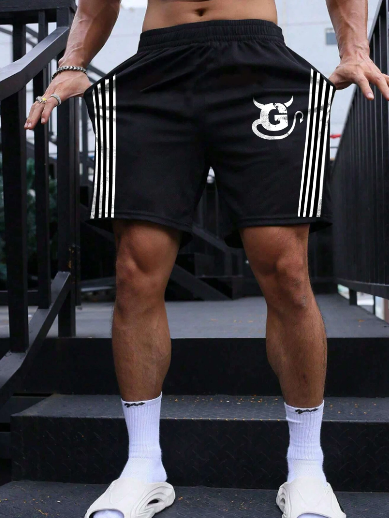 

Шорты в стиле high-street с боковыми полосками; свободные спортивные штаны с уникальным принтом.