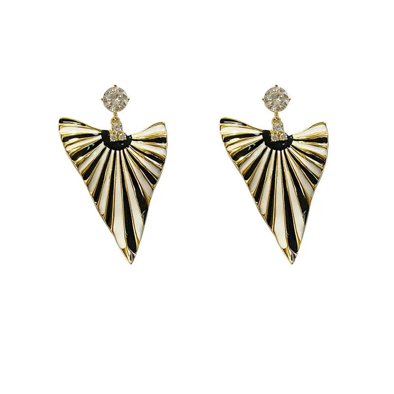 

Fashion personality contrasting earrings retro niche design high-end earrings women