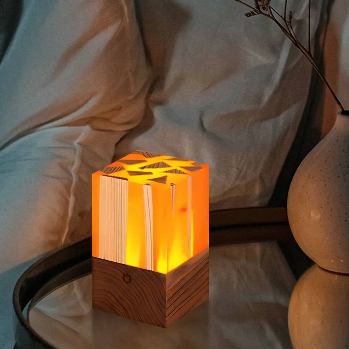 

Минимально современная беспроводная сенсорная настольная лампа. Деревянный корпус лампы, абажур из смолы, окружающий свет.