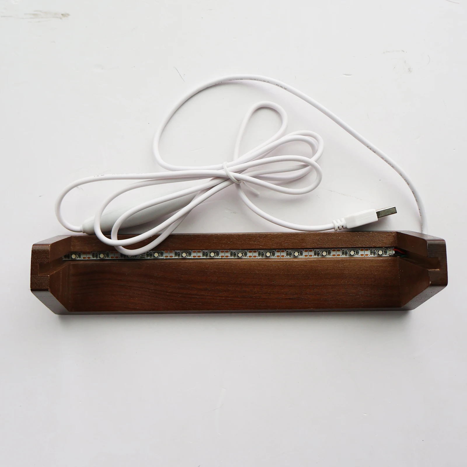 A base de luz noturna pode ser colocada no desktop para exibição e apresenta diferentes efeitos de iluminação.