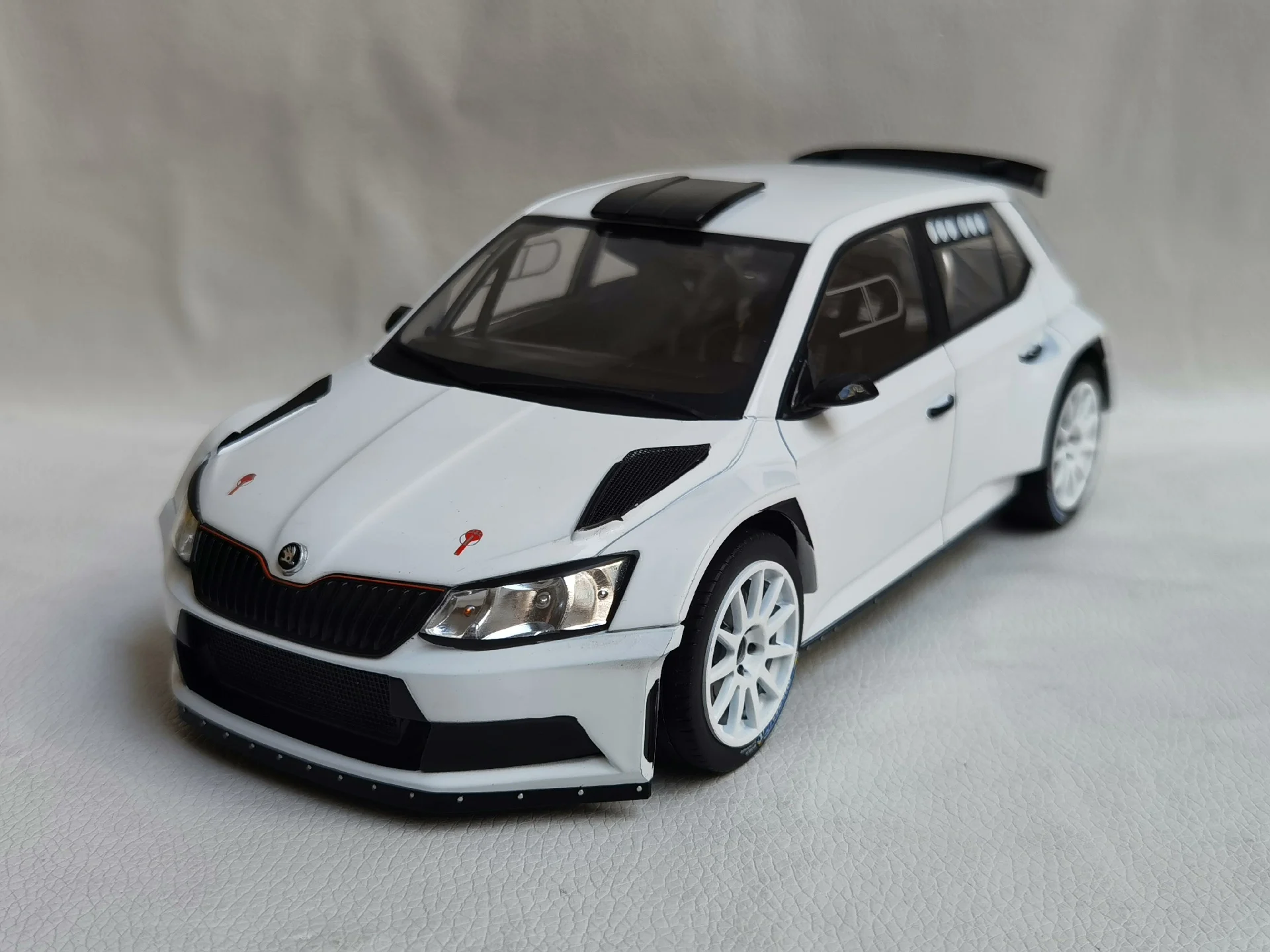 Diecast IXO 1/18 Scale SKODA FABIA R5 Skoda Alloy Car Model Collectible Toy Gift Souvenir Display Ornament
