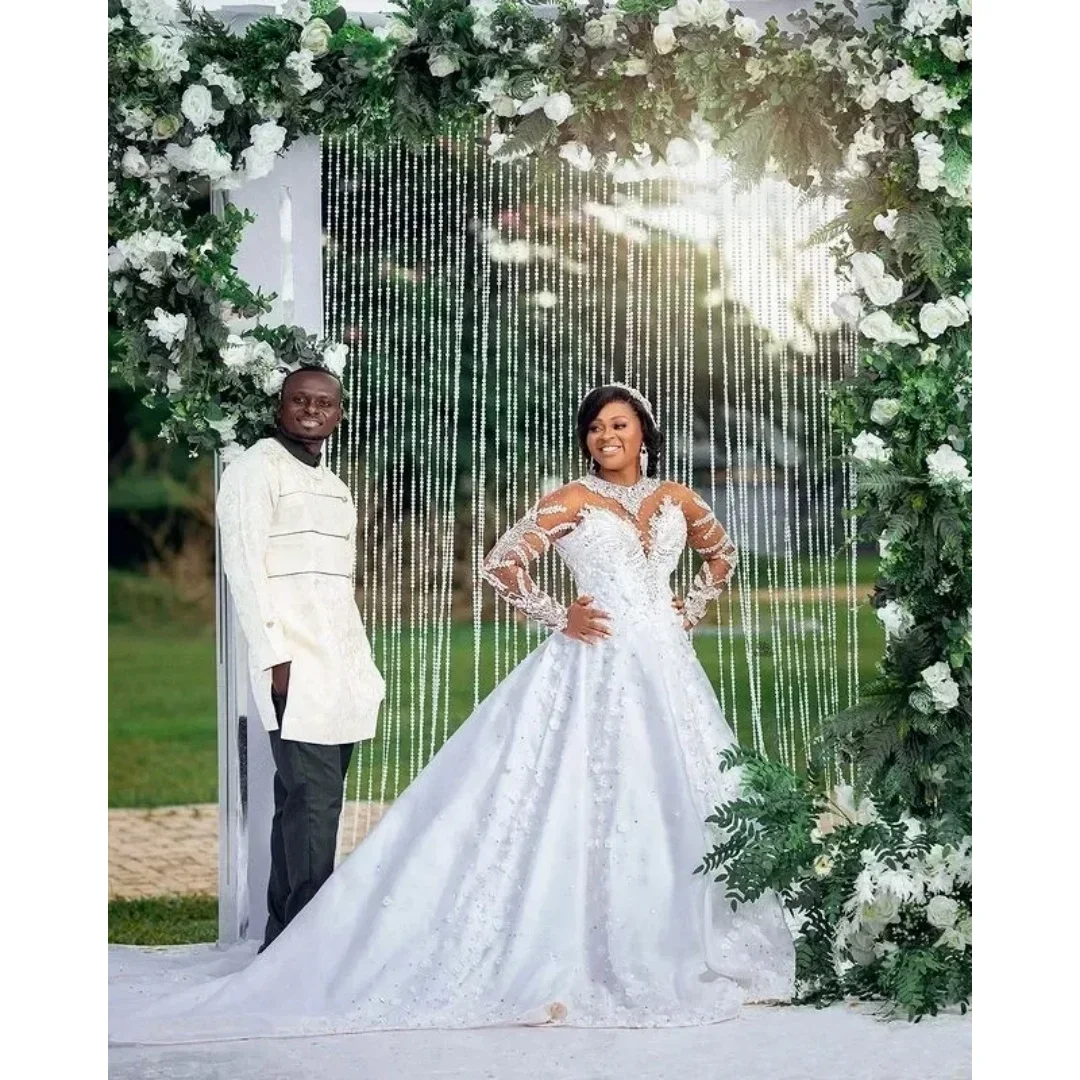 ชุดแต่งงานทรงเอไลน์หรูหราประดับลูกปัดคริสตัลสำหรับผู้หญิง ดีไซน์ใหม่ คอโปร่งเซ็กซี่ ไซส์พลัส ชุดเจ้าสาวสำหรับงานเต้นรำ สามารถสั่งตัดได้