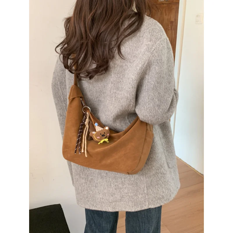 

Vintage suede horn-shaped bag for women, large capacity, Korean niche, versatile, lightweight, suitable for work and commuting,