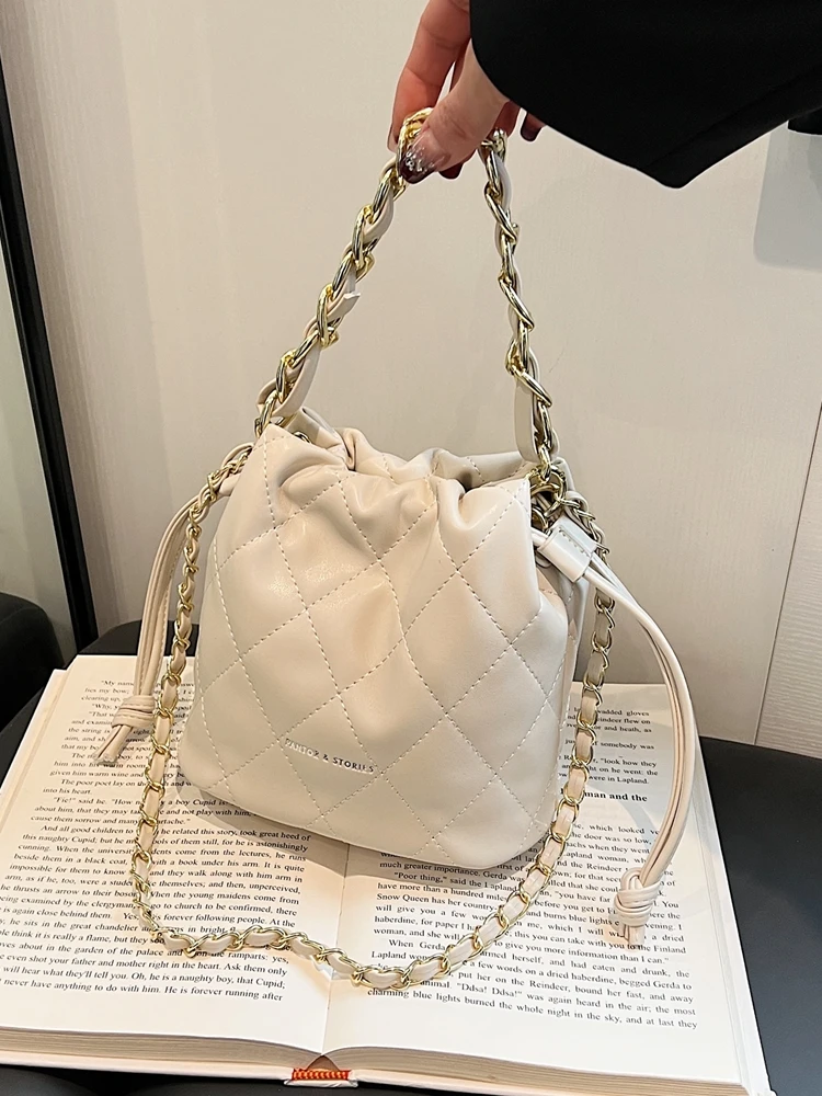 ファッショナブルなキルティングチェーンショルダーバッグ小さなバケットバッグカジュアル巾着レジャーシングルショルダーバッグトレンディな小さなバッグ