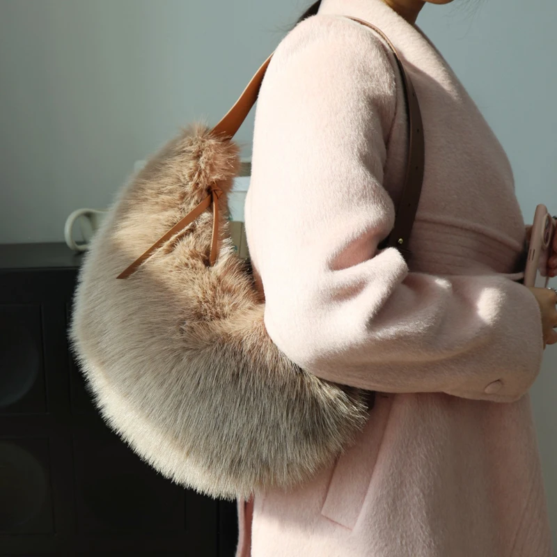 Borse a mezzaluna in pelliccia sintetica moda per donna Borsa a mano di design di lusso 2026 Nuovo in finta pelliccia di coniglio sotto le ascelle in peluche
