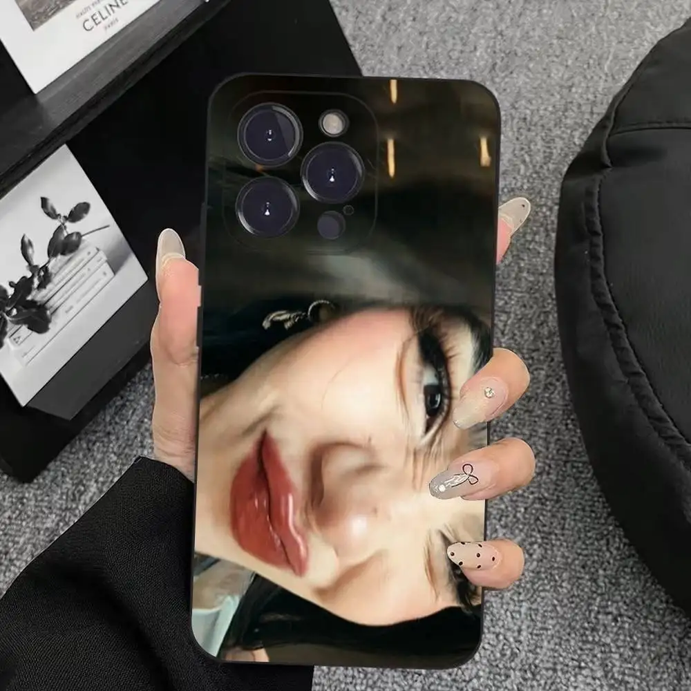 가수 K-Kenia OS 아이폰 케이스 (아이폰 17, 16, 15, 14, 13, 12, 11, 플러스, 프로 맥스, XS, X, XR, SE, 미니, 8, 7 호환) 부드러운 실리콘 블랙 커버