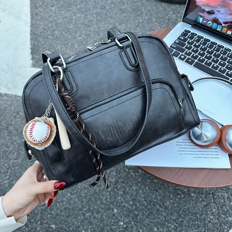 

Вощеная кожаная сумка для боулинга с буквенным принтом, женская сумка на плечо с несколькими карманами и бейсбольной подвеской, повседневная сумка Boston для поездок на работу